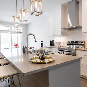 Luxury 3 Bdr Townhouse /garage Apartment Niagara Falls